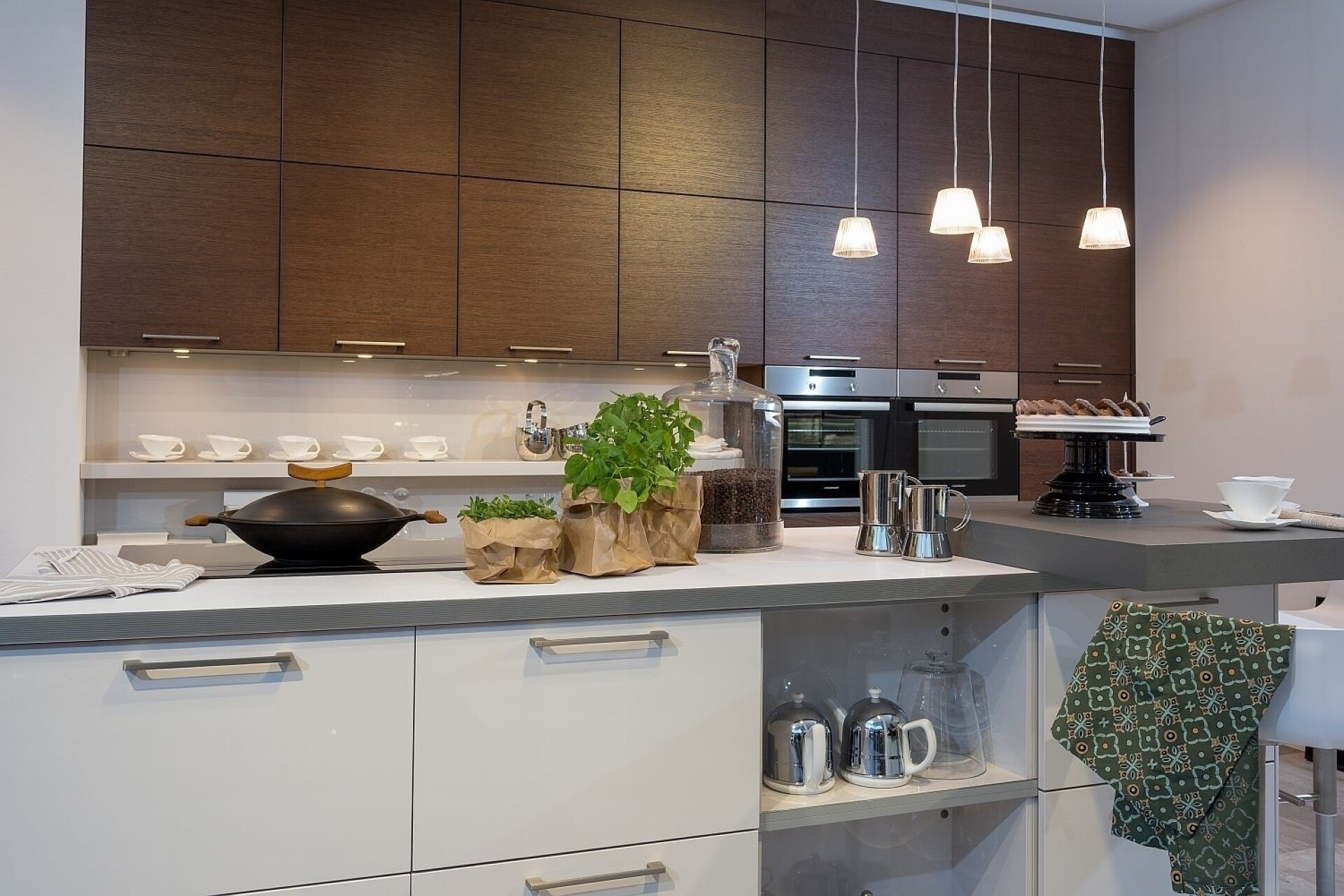Moderne Küchen punkten mit Qualität und Komfort und nahezu geräuschloser Schließ- und Gerätetechnik.